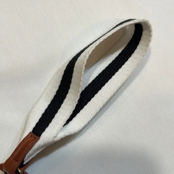 UNIVERSAL THREAD Green zippered wristlet - Picture 8 of 11